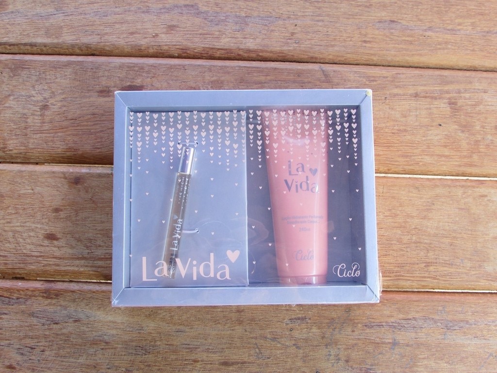 Kit perfume e hidratante La Vida, da marca Ciclo Cosméticos lary di lua